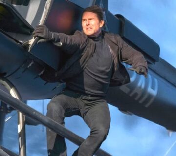 تام کروز از هواپیما می پرد